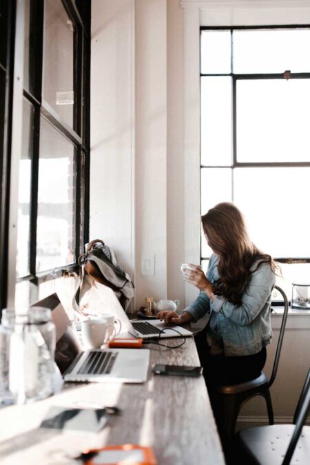 Why Blogging Can Be a Profitable Side Hustle for College Students