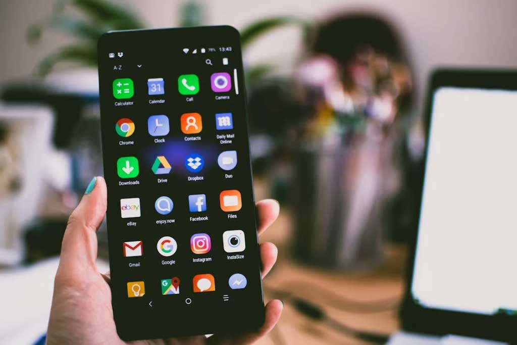 a hand holding a cellphone